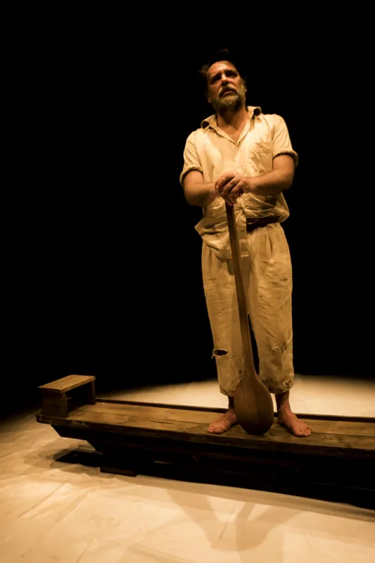 O ator Paulo Barcellos  conduz a narrativa sem sair do pequeno espaço de uma canoa, prilegiando imagens a partir da palavra