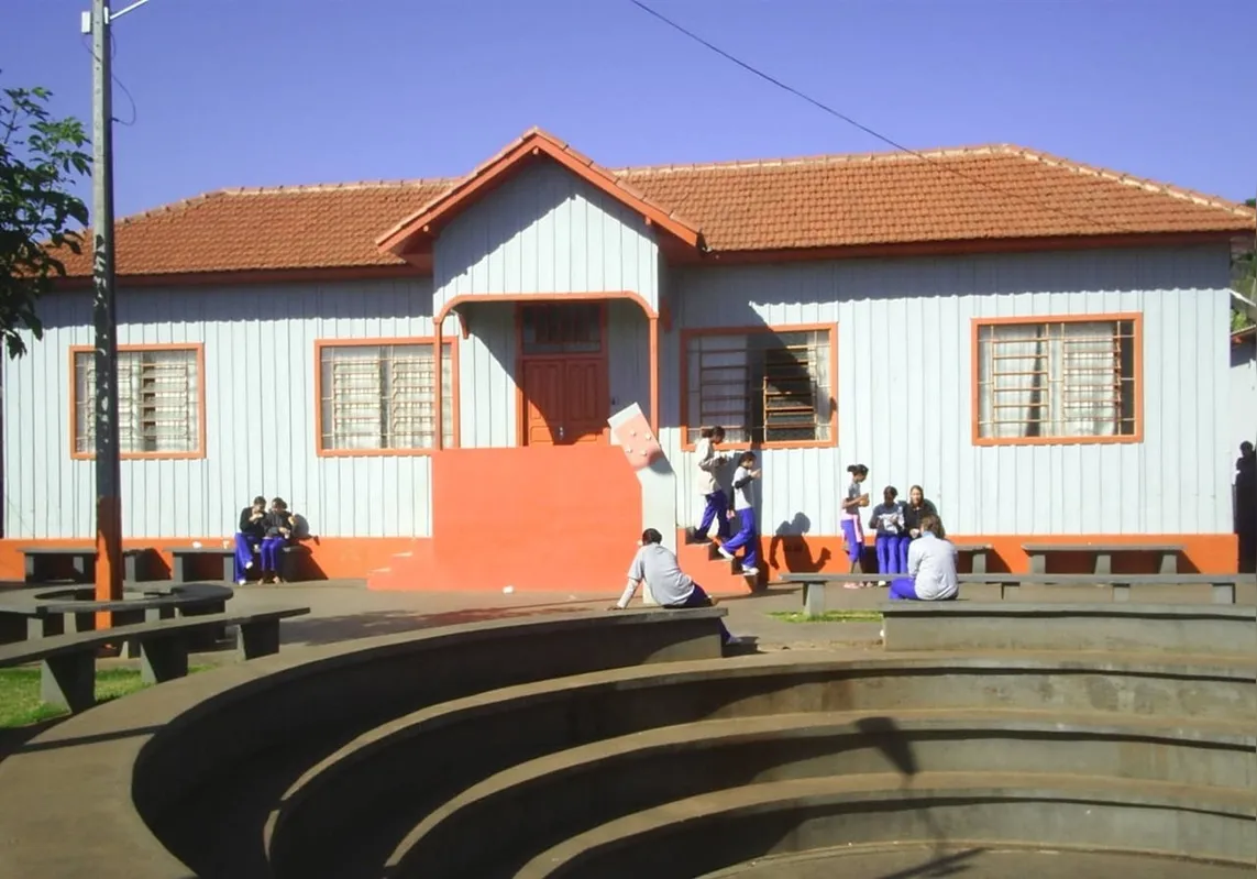 A histórica  Escola Municipal Padre Anchieta, localizado no heimtal, foi erguida em peroba em 1931; com 93 anos, a construção é mais antiga que Londrina que está completando 90 anos