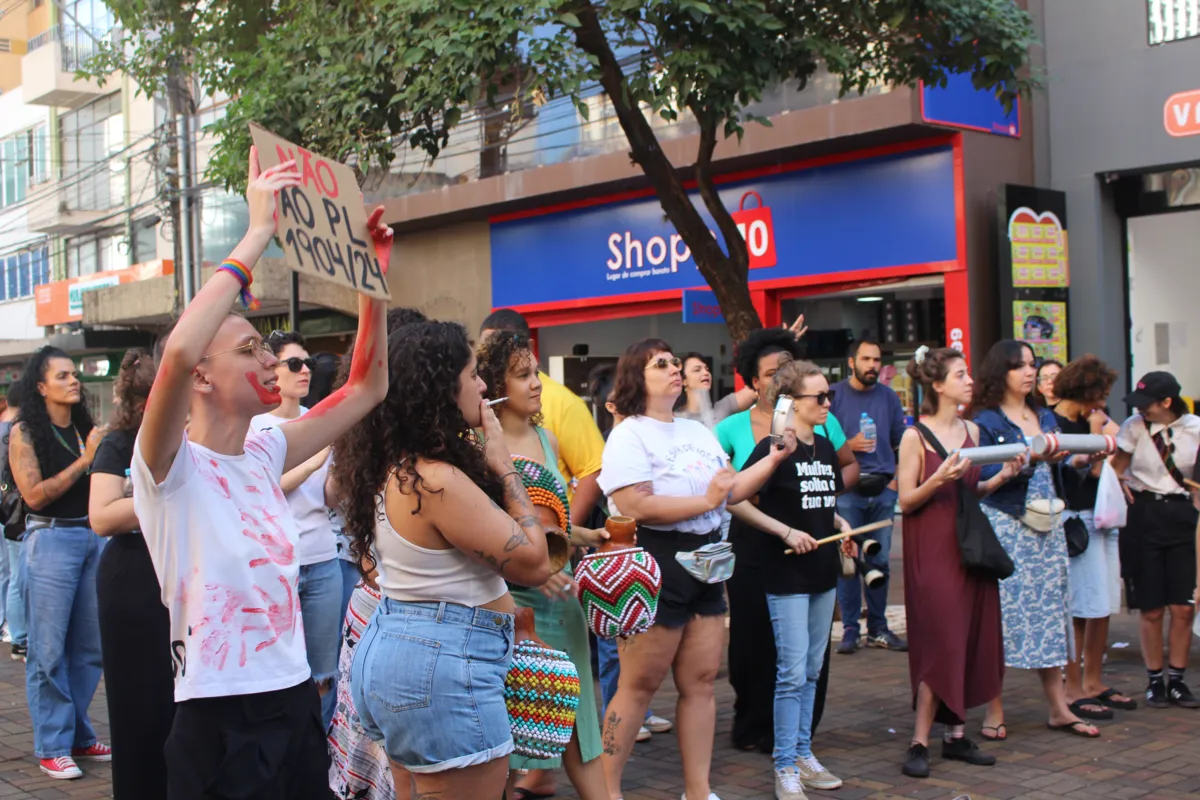 Protesto no Calçadão de Londrina contra o PL 1904/2024, que equipara aborto realizado após 22 semanas de gestação a homicídio simples.