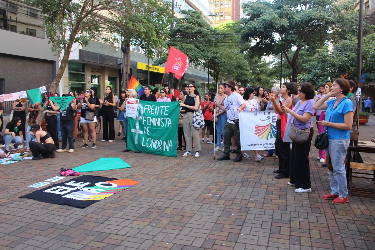 Imagem ilustrativa da imagem Londrinenses fazem ato no Calçadão contra PL sobre aborto