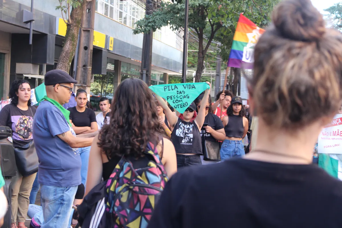 Imagem ilustrativa da imagem Londrinenses fazem ato no Calçadão contra PL sobre aborto