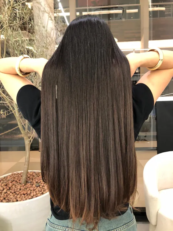 Depois: a técnica do mega hair com fitas invisíveis, em que Cris é especialista, conquista muitas adeptas: é indolor e entrega um resultado muito natural