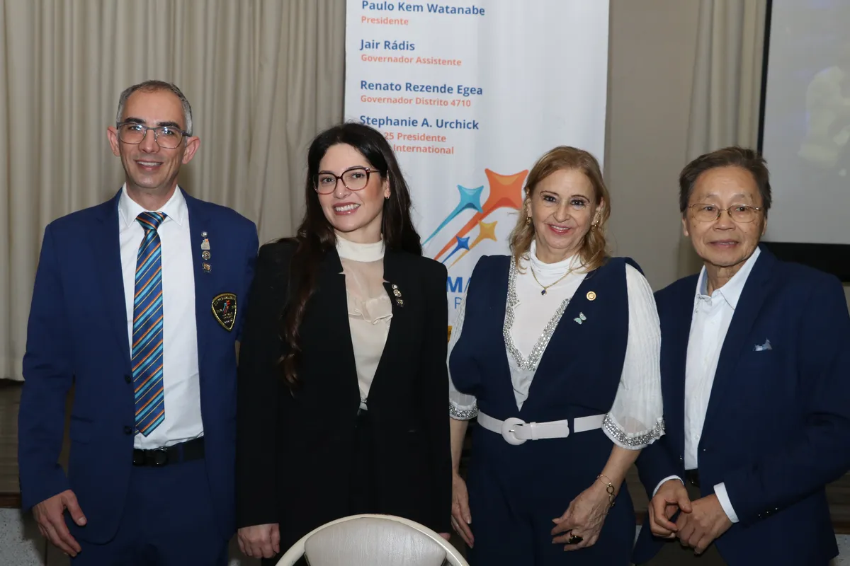 Governador do Distrito 4710, Renato Rezende Egea , e sua esposa Franciane Egea com o casal anfitrião Felícia de Souza Watanabe e Paulo Ken Watanabe (presidente do clube )