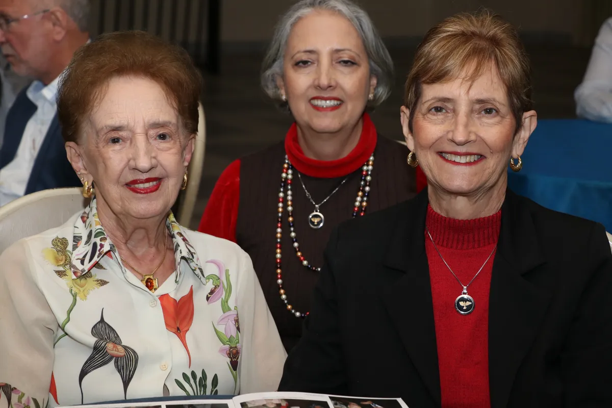 A aniversariante Maria Laura Duarte Pinheiro (completou nesta data 87 anos) com as filhas Marta Helena Duarte Pinheiro e Ana Claudia Duarte Pinheiro