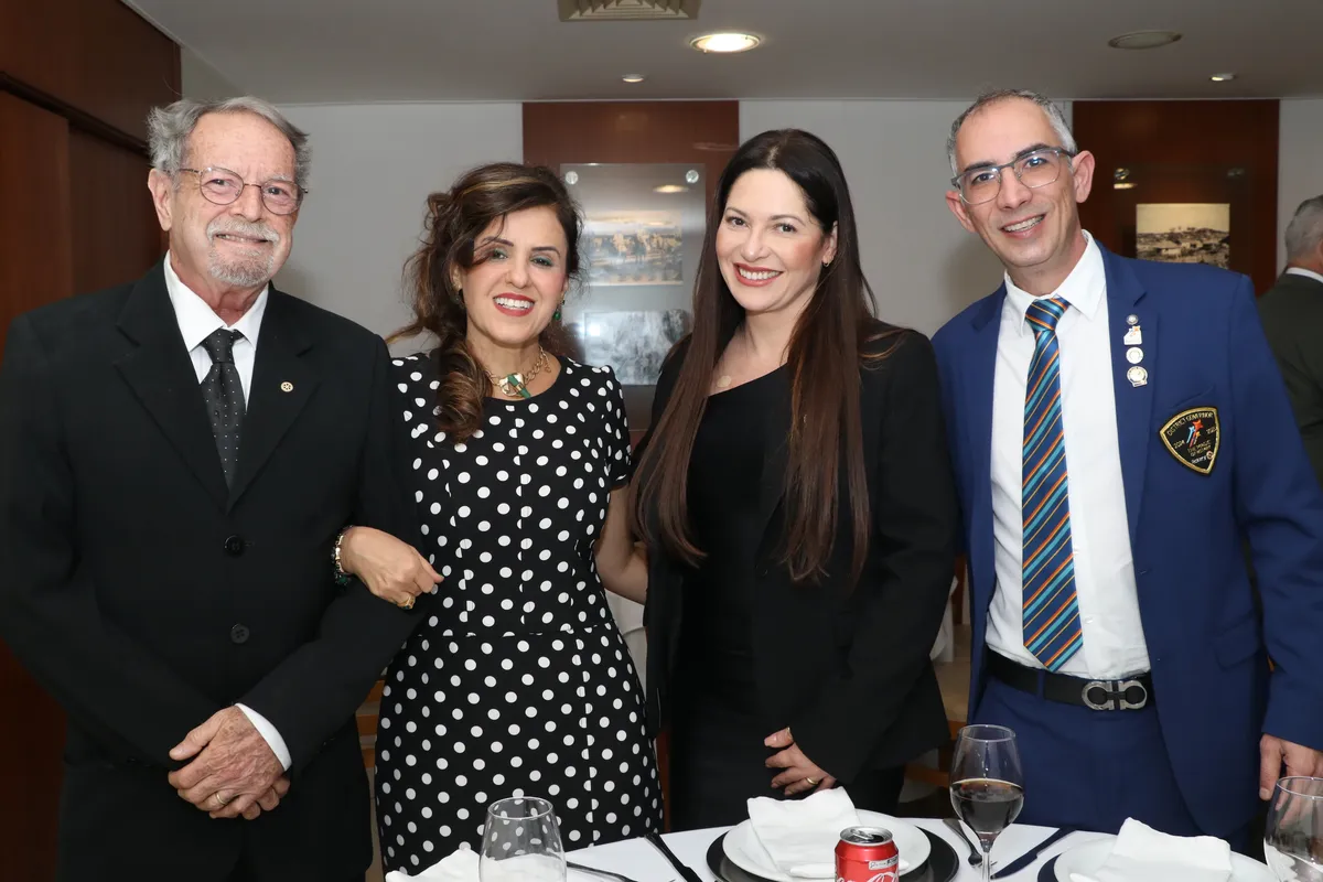 Mario Monteiro ( presidente do clube) e Lucimara Monteiro com Franciane Egea e o governador Renato Rezende Egea