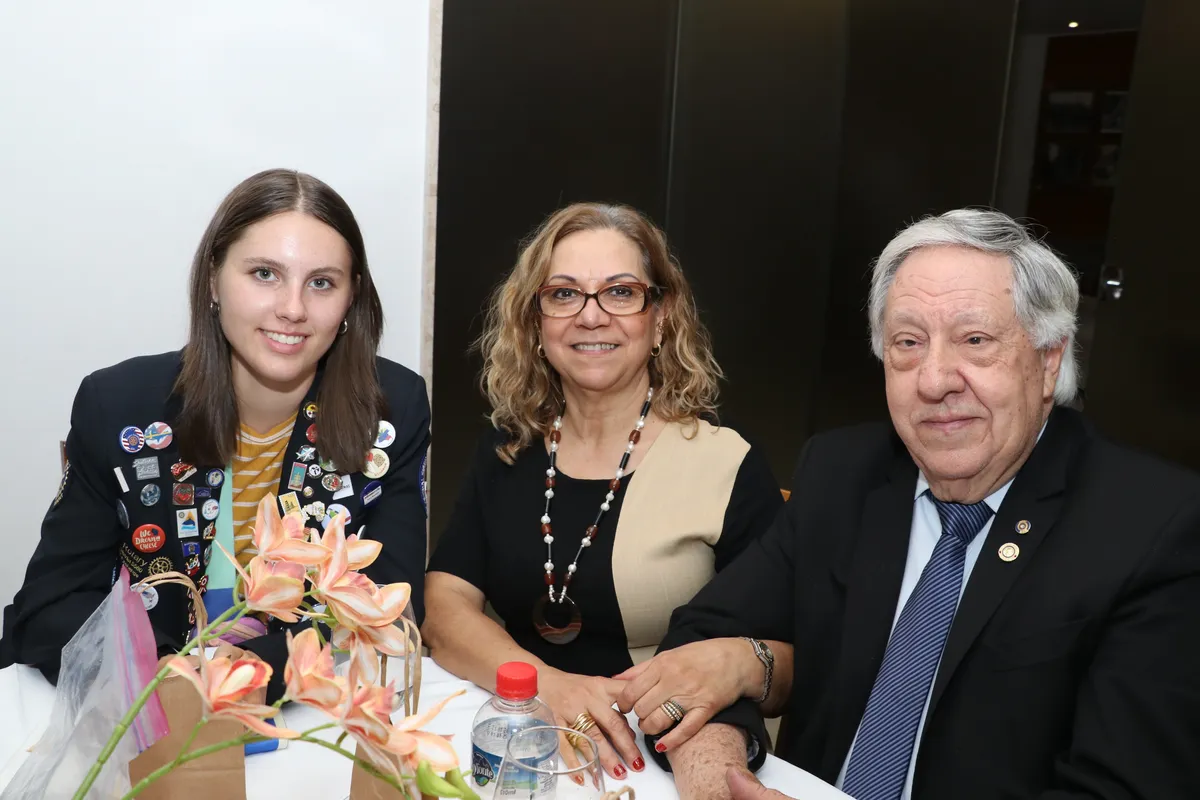 A intercambista Massey- Mae Mulikin com o casal de rotarianos atuantes, Sônia e José Pelayo Sanches.