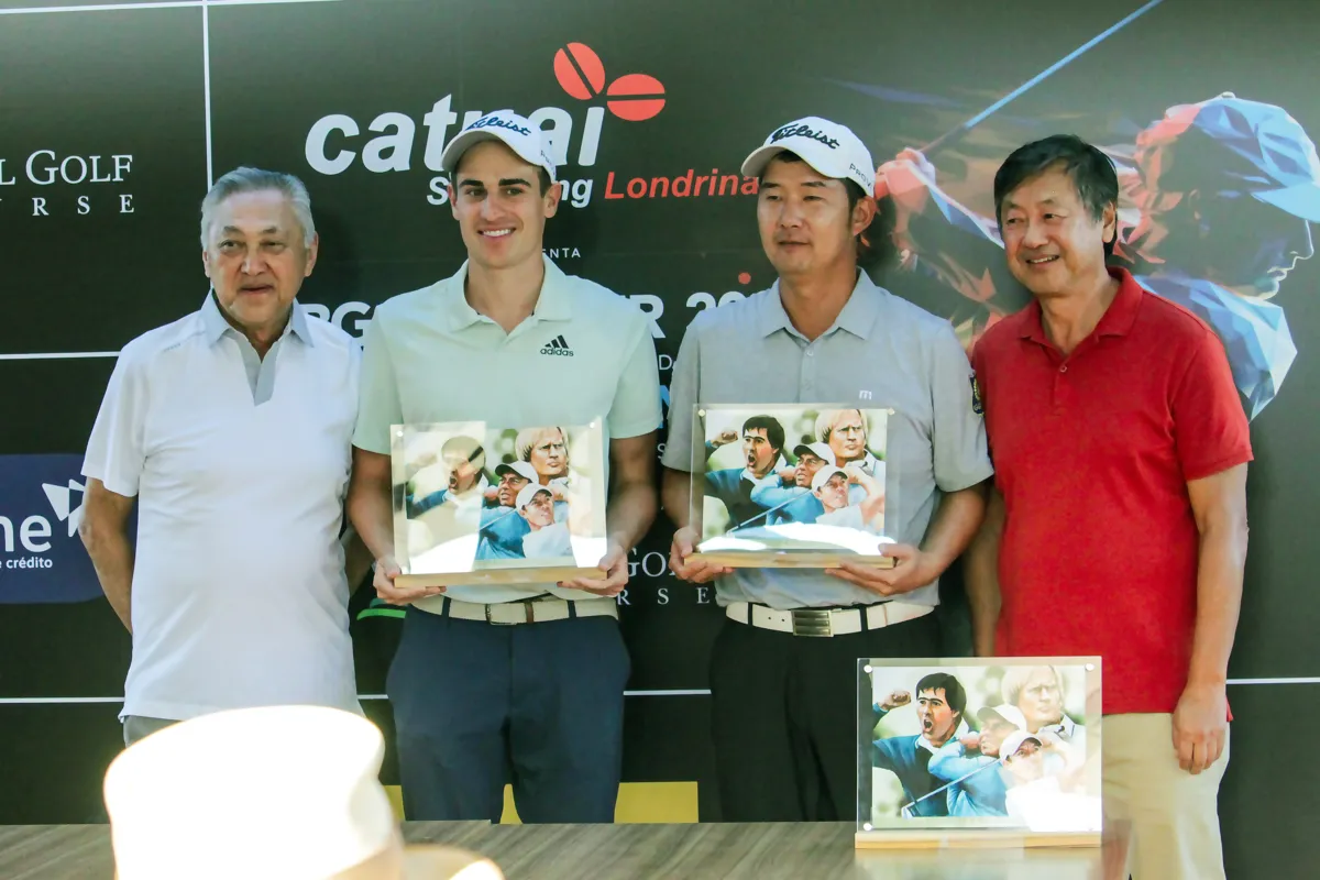 Os golfistas Miguita e Milton Ogawa entregando os prêmios aos profissionais vencedores do torneio Ulisses de Toledo Jr. e Rodrigo Lee